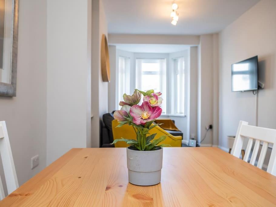Cozy Townhouse, Walking Distance To Belfast City Экстерьер фото